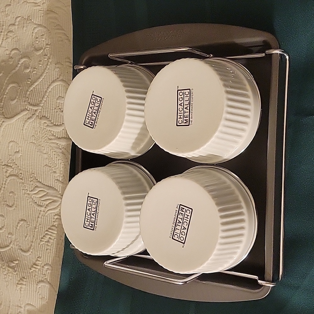 (4) Chicago Metallic Bakeware Set - Picture 4 of 13